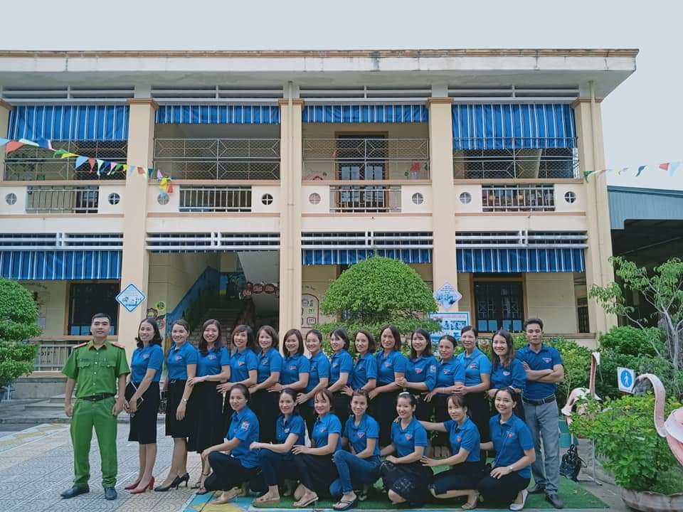 Tập thể sư phạm nhà trường